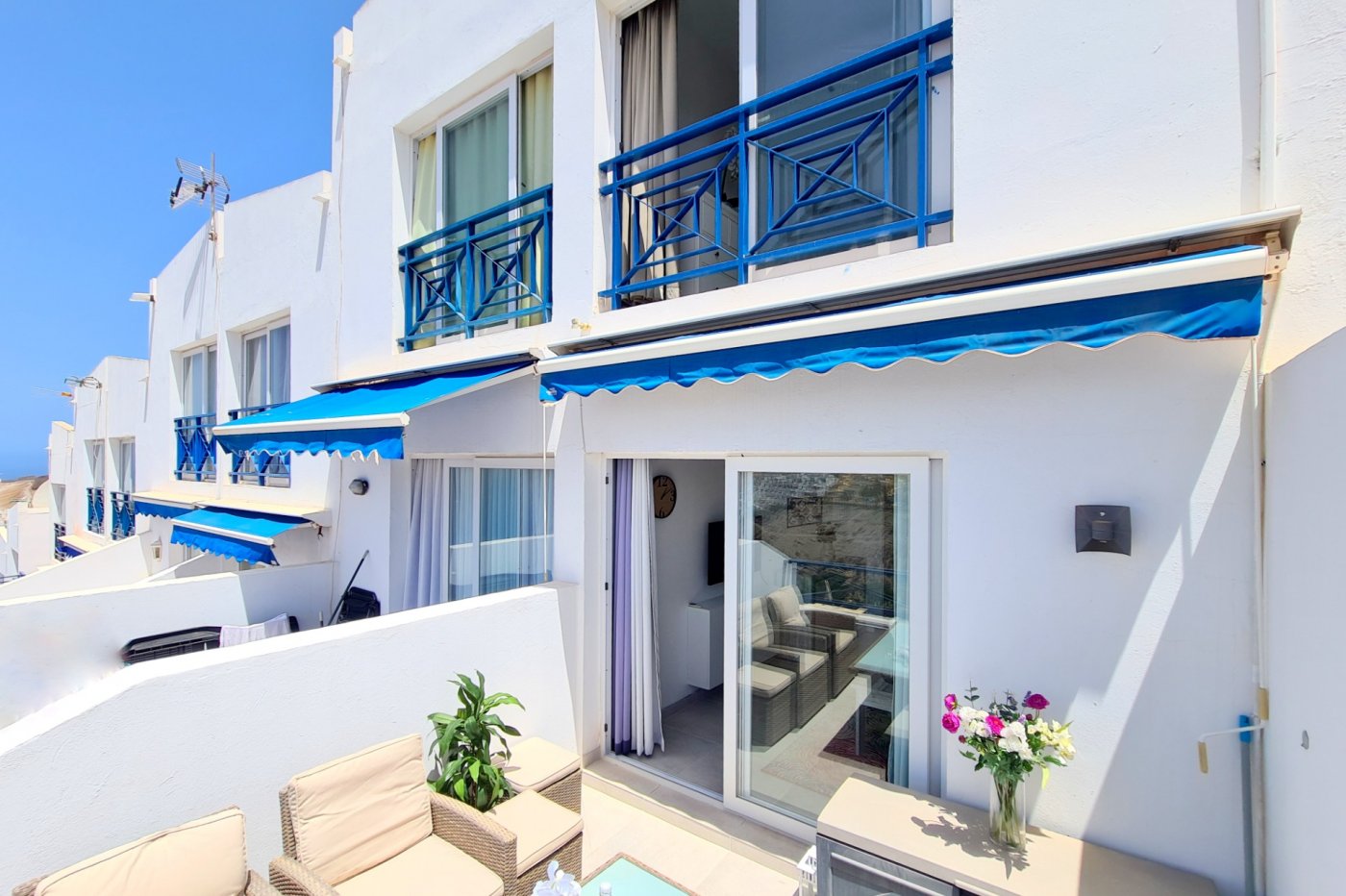 Terrace and exterior of the V&V Amadores apartment